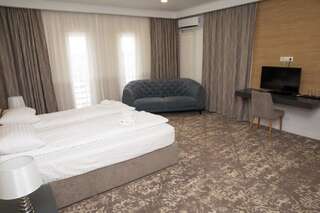Отель Solay Орадя Номер с кроватью размера «king-size» и балконом-3